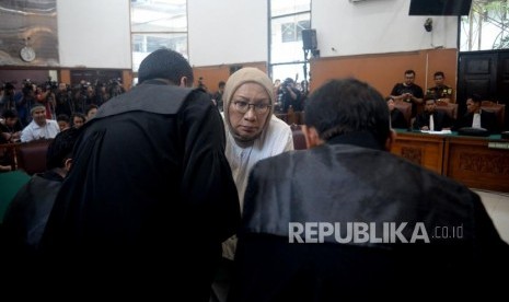 Terdakwa kasus dugaan penyebaran berita bohong atau hoaks Ratna Sarumpaet berbincang dengan kuasa hukum ketika mengikuti sidang putusan di Pengadilan Negeri Jakarta Selatan, Jakarta, Kamis (11/7).