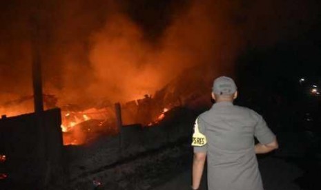  Kobaran api hebat menghanguskan pabrik mebel ekspor milik Agung Purnomo, di Desa Doyong, Miri, Sragen, Senin (1/10) malam. Foto/Wardoyo