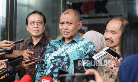 Wakil ketua PPATK Dian Ediana Rae, Ketua KPK Agus Raharjo, Kepala PPATK Kiagus Ahmad Badaruddin (kiri ke kanan) memberikan keterangan kepada media di gedung KPK, Jakarta, Selasa (6/3).