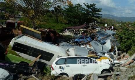 Sejumlah kendaraan tertumpuk akibat terdampak gempa di Petobo, Palu, Sulawesi Utara, Rabu (3/10).