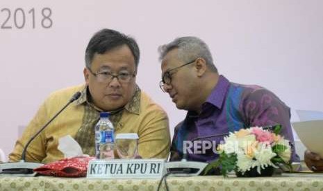 Ketua KPU Arief Budiman berbincang bersama Meteri PPN/Kepala Bappenas Bambang Brodjonegoro disela acara penyampaian Rancangan Teknokratik Rencana Pembangunan Jangka Menengah Nasional (RPJMN) Tahun 2020-2024 di Kantor KPU, Jakarta, Selasa( 25/9).