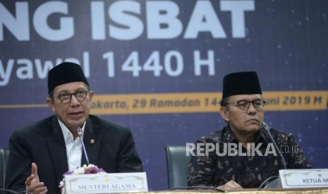 Menteri Agama Lukman Hakim Saifuddin  didampingi Ketua MUI Yusnar Yusuf  memberikan keterangan usai melaksanakan Sidang Isbat di kantor Kementerian Agama, Jakarta, Senin (3/6).