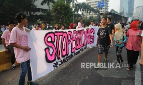 Relawan membentangkan spanduk  dalam acara Stop Bullying di  kawasan hari bebas kendaraan bermotor (HBKB) Bundaran Hotel Indonesia, Jakarta, Ahad (13/5).