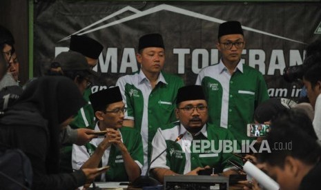 Ketua GP Ansor, Yaqut Cholil Qoumas (tengah)  bersama Sekjen GP Ansor, Abdul Rochman (Kiri)  memberikan keterangan kepada media terkait pembakaran bendera HTI di DPP GP Ansor, Jakarta, Rabu (24/10).