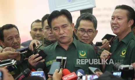 Ketua Umum Partai Bulan Bintang Yusril Ihza Mahendra memberikan keterangan kepada media saat acara Pengundian Nomor Urut Peserta Pemilu 2019 di Kantor KPU, Jakarta, Ahad (18/2).