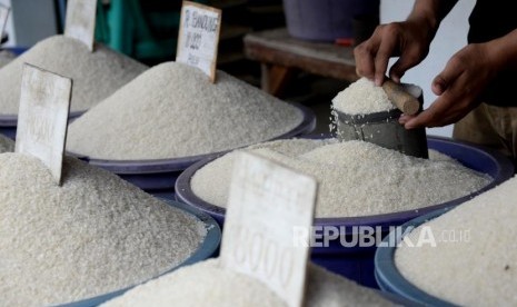 Seorang pedagang beras merapikan dagangannya di kawasan Pasar Ciputat, Tanggerang Selatan, Banten (31/1). Badan Pusat Statistik (BPS) mencatat rata-rata harga beras kualitas premium di penggilingan sebesar Rp 9.932 per kilogram. 