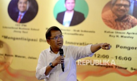 Menkominfo Rudiantara memberikan paparan utama saat CEO Gathering 2018 di Jakarta, Kamis (11/1).