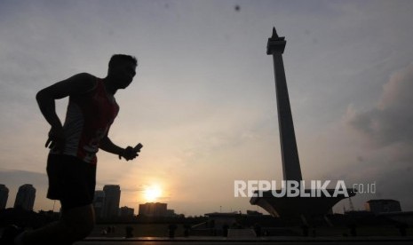 Warga saat melakukan jogging di Lapangan Monas, Jakarta, Jumat (2/2).