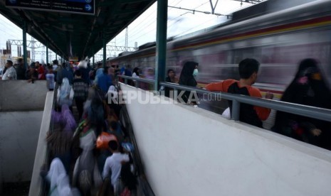 Penumpang menunggu untuk menaiki KRL Commuter Line di Stasiun Manggarai, Jakarta Selatan. 