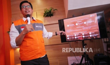 Kepada wartawan, CEO Rumah Zakat Nur Efendi menjelaskan tentang Aksi Kemanusiaan Rumah Zakat untuk Wamena, di Kantor Rumah Zakat, Jalan Turangga, Kota Bandung, Senin (30/9).