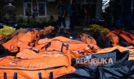 Jasad korban meninggal dunia akibat gelombang tsunami di Puskesmas Carita, Ahad (23/12).