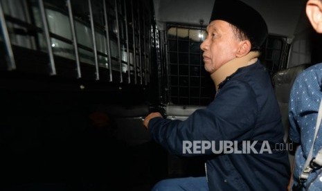 Terpidana kasus penerimaan suap Fuad Amin Imron berada dalam mobil tahanan usai menjalani pemeriksaan di gedung KPK  di Jakarta, Senin (22/10/2018).