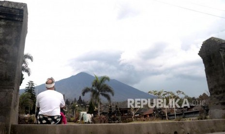 tetap Kunjungi Pura Besakih. Wisatawan mengunjungi Pura Besakih, Bali, Sabtu (2/12).