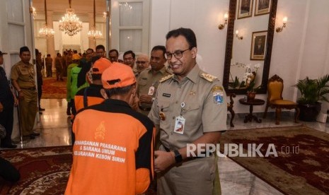 Gubernur DKI Jakarta Anies Baswedan (kanan).