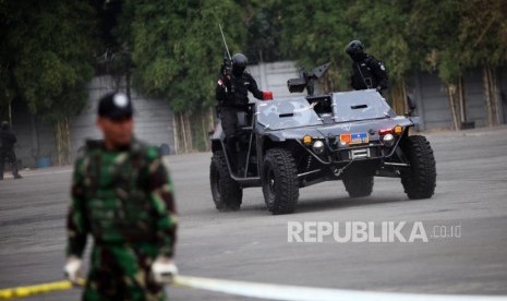 Petugas melakukan simulasi kegiatan pelatihan mitigasi aksi terorisme integratif Polri, TNI dan BNPT. (Ilustrasi)