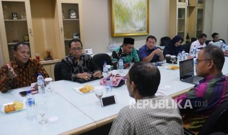 Ketua Komisininer Pengawas Haji Indonesia (KPIH) Samidin Nashir (kiri) bersama anggota Komisioner KPIH berdialog dengan Pemimpn Redaksi Republika Irfan Junaedi (kanan) bersama jajaran redaksi saat menerima kunjungan KPIH di kantor Republika Jakarta, Selasa (16/4).