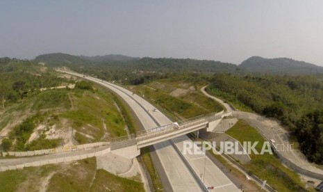 Foto aerial Jalan Tol Trans Sumatera (JTTS), Lampung, Ahad (10/6).