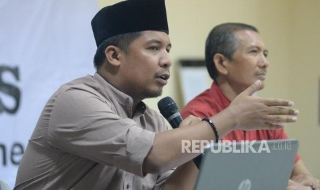 Koordinator Perhimpunan untuk Pendidikan dan Guru (P2G) Satriwan Salim (kiri)