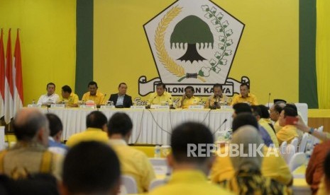 Ketua Harian Partai Golkar Nurdin Halid (tengah) bersama Sekjen Idrus Marham (ketiga kanan) dan sejumlah ketua koordinator bidang melaksanakan rapat pleno di kantor DPP Partai Golkar, Jakarta, Selasa (21/11).