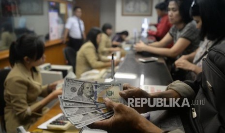 Rupiah Masih Terus Melemah. Pengunjung melakukan penukaran mata uang asing di jasa penukaran uang Ayu Masagung, Jakarta, Senin (23/4).