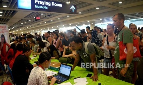 Penutupan Bandara Ngurah Rai. Penumpang melakukan laporan pemberangkatan usai penutupan Bandara Internasional I Gusti Ngurah Rai, Bali, Senin (27/11).