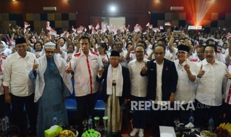 Calon Wakil Presiden nomor urut 1 KH. Ma'ruf Amin (keempat kiri) bersama Menteri Tenaga Kerja dan Transmigrasi Hanif Dhakiri (keempat kanan) dan Wakil Walikota Bekasi Tri Adhianto (kiri) saat menghadiri deklarasi dukungan di Pondok Gede, Bekasi, Jawa Barat, Kamis (25/10).