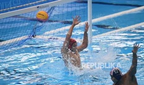 Pemain polo air putra Indonesia Muhammad Raffi  Alfariz  gagal menghadang   bola saat pertandingan  perempat final cabang olahraga polo air putra Asian Games 2018 melawan  Kazaktan di Stadion Aquatic, Senayan, Jakarta, Kamis (30/8).