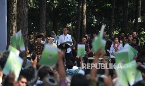 Presiden Joko Widodo menyerahkan Surat Keputusan (SK) izin Permanfaatan Hutan Perhutanan Sosial (IPHPS) di Wana Wisata Pokland Haurwangi, Kabupaten Cianjur, Jumat (8/1).