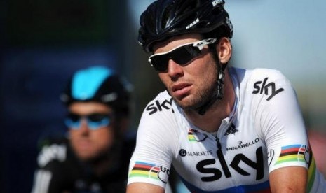 Mark Cavendish Tabrak Mobil