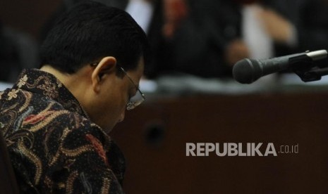 Terdakwa kasus korupsi KTP Elektronik Setya Novanto  tertidur saat penasehat hukum  membacakan nota keberatan di  persidangan pengadilan  tindak pindana korupsi, Jakarta, Rabu (20/12).