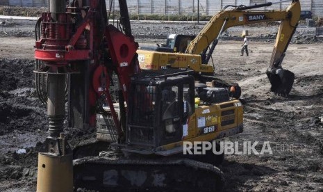 Pekerja beraktivitas di area pabrik pembuatan girder kereta cepat di Kota Bandung. (ilustrasi)