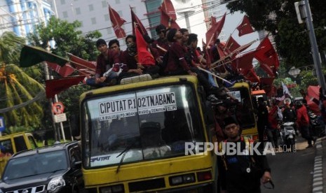 Aksi Tolak Reklamasi IMM. Sejumlah mahasiswa yang tergabung dalam Ikatan Mahasiswa Muhammadiyah (IMM) menaiki bis untuk keberangkatan aksi di Gedung Pusat Dakwah Muhammadiyah, Menteng, Jakarta Pusat, Jumat(10/11). Pada aksi tersebut, para mahasiswa menyuarakan penolakan terhadap proyek reklamasi teluk Jakarta yang dinilai merugikan masyarakat kecil