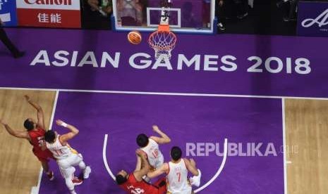 Suasana pertandinga Perempat Final basket  Putera antara Indonesia melawan China pada pertandingan cabang bola basket Asian Games 2018 di Hall Basket Senayan, Jakarta,  Senin (27/8).