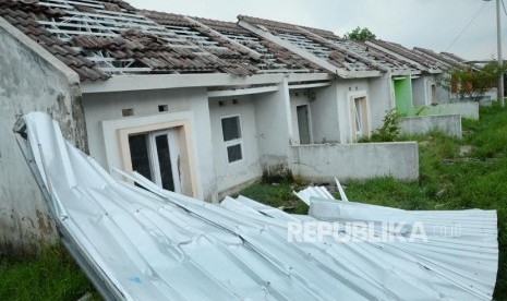 Sejumlah rumah rusak terkena angin puting beliung, di Perumahan Rancaekek Permai, Desa Jelegong, Kecamatan Rancaekek, Kabupaten Bandung, Ahad (13/1).