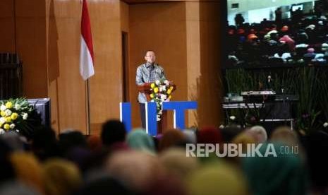 Rektor Universitas Terbuka Ojat Darojat memberikan sambutan saat memperingati Dies Natalis ke-34 Universitas Terbuka di Kampung Universitas Terbuka, Tangerang Selatan, Banten, Selasa (4/9).