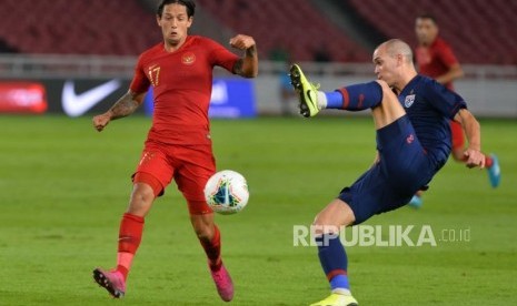 Pemain timnas Indonesia Irfan Bachdim berebut bola dengan pemain timnas Thailand dalam pertandingan Kualifikasi babak kedua Piala Dunia 2022 zona Asia di Stadion Gelora Bung Karno, Senayan, Jakarta, Selasa (10/9).