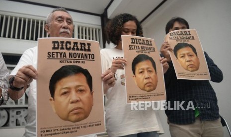 Narasumber menujukan poster DPO untuk Setya Novanto usai memberikan keterangan terkait hilangnya Ketua DPR Setya Novanto di Jakarta, Kamis (16/11).