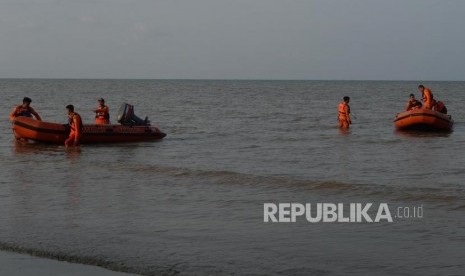 Anggota Basarnas bersiaga di kawasan  pantai  Tanjung Pakis, Pakis Jaya, Karawang Jawa Barat, Senin (29/10).