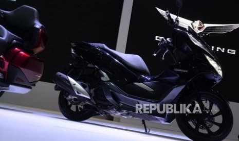 Gold Wing dan PCX Hybrid. Sepeda motor Honda PCX Hybryd ditampilkan oleh AHM saat Indonesia International Motor Show (IIMS) 2018 di JiExpo, Jakarta, Kamis (19/4).