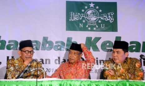 Ketua PBNU Bidang Hukum Robikin Emhas, Ketua Umum PBNU Said Aqil Siroj, dan Sekjen PBNU Helmy Faishal Zaini (dari kiri).