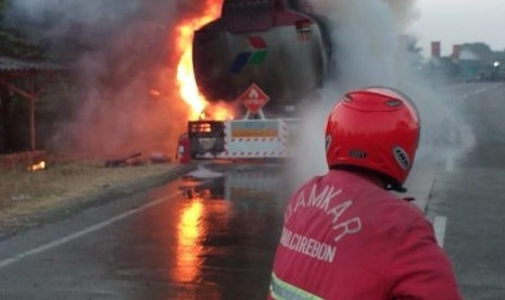 Diduga Rem Blong, Truk Tangki Pertamina Terbakar di Cirebon