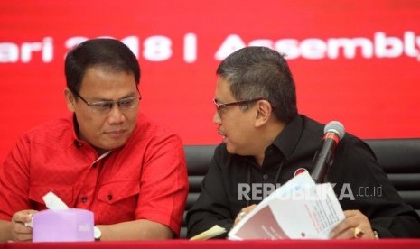 Sekjen DPP Partai Demokrasi Indonesia Perjuangan (PDIP) Hasto Kristiyanto (kanan) berbincang dengan Wakil Sekjen DPP PDI Perjuangan Ahmad Basarah (kiri) sebelum memberikan keterangan kepada media di Kantor DPP PDIP, Jakarta, Selasa (9/1).