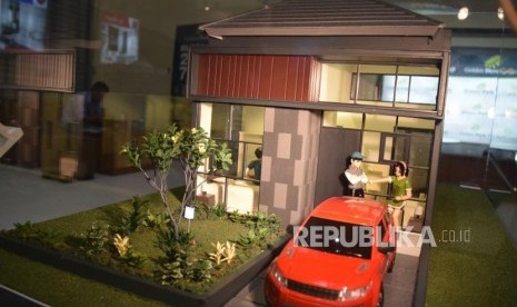 Penjaga stan menjelaskan tentang harga rumah dan fasilitasnya kepada calon konsumen saat pameran perumahan di Jakarta.