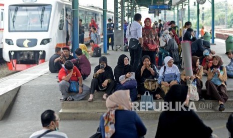 Sejumlah penumpang menunggu Kereta Rel Listrik (KRL) di Stasiun Manggarai, Jakarta, Ahad (4/8).