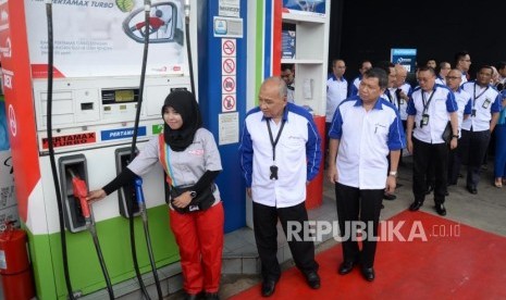 Pertamax Turbo Euro 4. Direktur Pemasaran Pertamina Muhammad Iskandar (tengah) memeriksa kesiapan petugas pengisian BBM saat Pertamina Commitment Exhibitions 