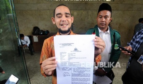 Ketua Umum Forum Umat Islam Bersatu (FUIB) Rahmat Himran (kiri) memperlihatkan surat usai melakukan laporan terkait kasus dugaan penistaan agama yang dilakukan oleh komika Ge Pamungkas di Bareskrim Polri, Jakarta, Selasa (23/1).