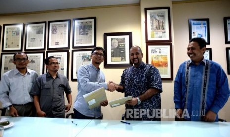 Kerjasama Penyekenggaraan IBF 2018. Direktur Operasional Republika Media Mandiri, Arys Hilman (ketiga kiri) melakukan penandatangan kerjasama dengan Wakil ketua IKAPI DKI Jakarta, Anies Baswedan (kedua kanan) disaksikan Ketua Bidang Promosi dan Humas IKAPI DKI Syahruddin El Fikri, Wakil Pemimpin Redaksi Republika Nurhasan Murtiaji, dan Sekertaris IKAPI DKI Mappa Tutu (dari kiri) di Kantor Republika, Jakarta, Selasa (7/11).