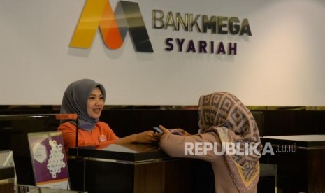 Petugas melayani nasabah di Bank Mega Syariah, Jakarta, Rabu (28/11). Bank Mega Syariah kembali mengadakan kegiatan Corporate Social Responsibility Mega Syariah Berbagi 2023 (MSB 2023) dengan membagikan paket sembako untuk masyarakat yang membutuhkan.