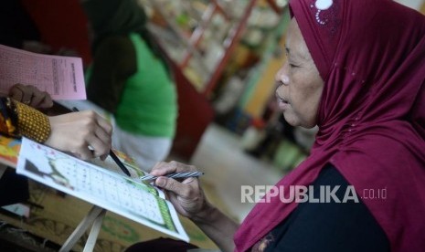 Buruh Gendong Mengaji. Buruh gendong mengaji di Sengong Endong-Endong Pasar Beringharjo, Yogyakarta, Jumat (17/5/2019).