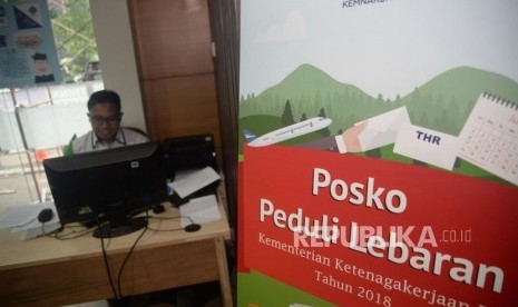 Petugas menerima aduan masyarakat di posko pengaduan THR lebaran 2018.